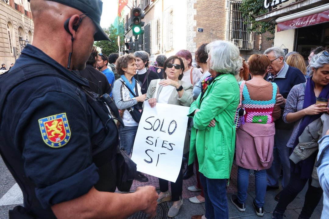 Varias mujeres protestan durante una concentración de la Comisión 8M ante el Ministerio de Justicia, a 19 de abril de 2023, en Madrid (España). La Comisión 8M, entidad que anualmente organiza la manifestación del Día Internacional de la Mujer en Madrid, ha llamado a unirse a la concentración convocada hoy en contra de la reforma de la Ley del 'solo sí es sí', que se tramita en el Congreso.
19 ABRIL 2023;CONCENTRACIÓN;MANIFESTACIÓN;PROTESTA;SOLO SÍ ES SÍ;LEY;8M;MUJER;DÍA INTERNACIONAL DE LA MUJER;REFORMA;CONGRESO
Ricardo Rubio / Europa Press
(Foto de ARCHIVO)
19/4/2023