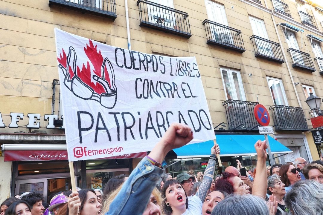 Varias mujeres protestan con un cartel durante una concentración de la Comisión 8M ante el Ministerio de Justicia, a 19 de abril de 2023, en Madrid (España). La Comisión 8M, entidad que anualmente organiza la manifestación del Día Internacional de la Mujer en Madrid, ha llamado a unirse a la concentración convocada hoy en contra de la reforma de la Ley del 'solo sí es sí', que se tramita en el Congreso.
19 ABRIL 2023;CONCENTRACIÓN;MANIFESTACIÓN;PROTESTA;SOLO SÍ ES SÍ;LEY;8M;MUJER;DÍA INTERNACIONAL DE LA MUJER;REFORMA;CONGRESO
Ricardo Rubio / Europa Press
(Foto de ARCHIVO)
19/4/2023