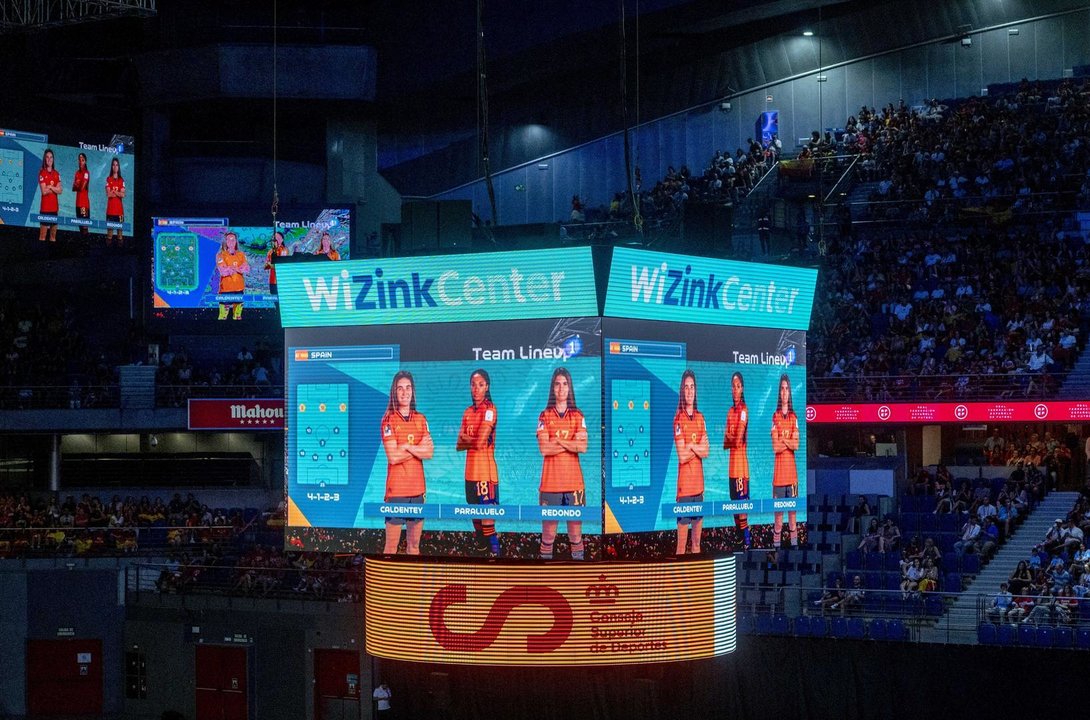 Cientos de aficionados ven la retransmisión de la final del Mundial Femenino de Fútbol, en el WiZink Center, a 20 de agosto de 2023, en Madrid (España). La Real Federación Española de Fútbol (RFEF), el Consejo Superior de Deportes (CSD), la Comunidad de Madrid y el Ayuntamiento de la ciudad han organizado de forma conjunta la habilitación del WiZink Center para que hasta 6.000 personas puedan ver la final, en 4 pantallas gigantes, de forma gratuita. Para acceder al recinto es necesaria una invitación, que se podían adquirir hasta cuatro por persona en la página web del WiZink Center y se agotaron a los 55 minutos de salir, según ha informado el Ayuntamiento de Madrid, que ha pedido este viernes no participar en reventas irregulares para conseguir entradas. España juega hoy la final del Mundial femenino de fútbol 2023 contra Inglaterra, tras vencer el pasado 15 de agosto a Suecia en una semifinal que concentró toda la acción en los últimos minutos. La jugadora Salma Paralluelo abrió el marcador en el minuto 81, siendo empatada por Suecia en el 88, y marcando Olga Carmona el gol de la victoria al filo del minuto 90. La selección femenina lucha hoy por conseguir su primer Mundial.
20 AGOSTO 2023;MUNDIAL;FÚTBOL;AFICIÓN;FEMENINO;DEPORTE;FINAL;
Alberto Ortega / Europa Press
(Foto de ARCHIVO)
20/8/2023
