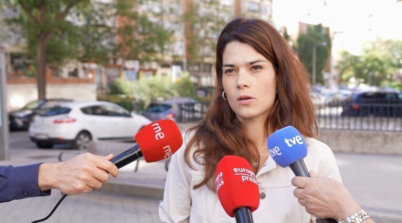 Isabel Serra da declaraciones a los medios en Madrid.