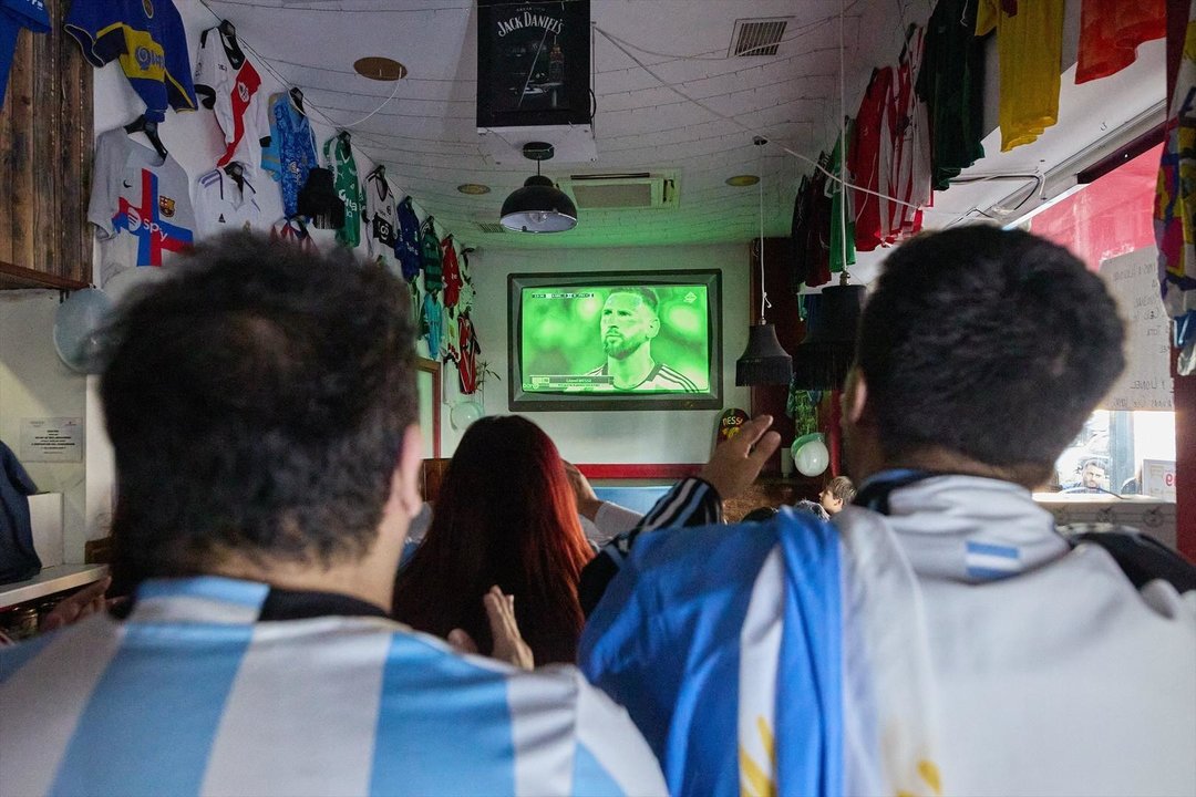 Aficionados siguen el partido de la Final del Mundial de Fútbol de Qatar 2022 entre Argentina y Francia, en el asador argentino Rotissería, a 18 de diciembre de 2022, en Madrid (España). Argentinos y franceses se disputan hoy la Copa Mundial de la FIFA de Qatar 2022. Esta será la undécima final en un mundial de fútbol entre sudamericanos y europeos. Durante el partido se enfrentan dos de las grandes estrellas del fútbol actual, Leo Messi y Kylian Mbappé.
18 DICIEMBRE 2022;FINAL MUNDIAL DE QATAR;FINAL;COMPETICIÓN DEPORTIVA;DEPORTES;AFICIÓN;AFICIONADOS;
Jesús Hellín / Europa Press
(Foto de ARCHIVO)
18/12/2022