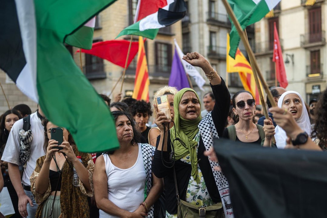 Decenas de personas durante una concentración 
en la plaza Sant Jaume.

Lorena Sopêna / Europa Press
08/10/2023