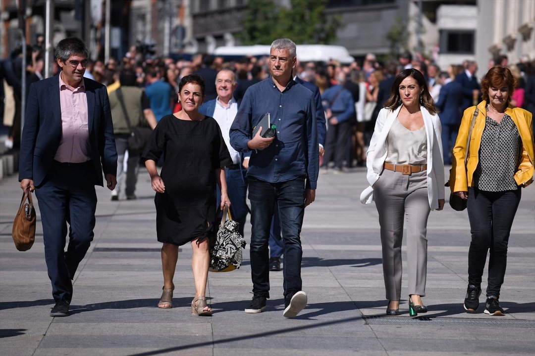 La portavoz de EH Bildu en el Congreso de los Diputados, Mertxe Aizpurua (2d), y el diputado de EH Bildu Oskar Matute (3d) a su llegada a la primera sesión del debate de investidura del líder del PP, en el Congreso de los Diputados, a 26 de septiembre de 2023, en Madrid (España). El presidente del PP, Alberto Núñez Feijóo, se somete hoy a su debate de investidura en el Congreso, el primero en el que se escucharán discursos en lenguas cooficiales y se podrán usar pinganillos para recibir la traducción simultánea. Su candidatura se vota en 'primera vuelta' mañana miércoles, 27 de septiembre, cuando se activará la cuenta atrás por si hay nuevas elecciones. Los barones del PP han apoyado a Feijóo en su debate.
26 SEPTIEMBRE 2023;MADRID;PRIMERA SESIÓN;DEBATE DE INVESTIDURA;FEIJÓO;CONGRESO DE LOS DIPUTADOS
Fernando Sánchez / Europa Press
26/9/2023