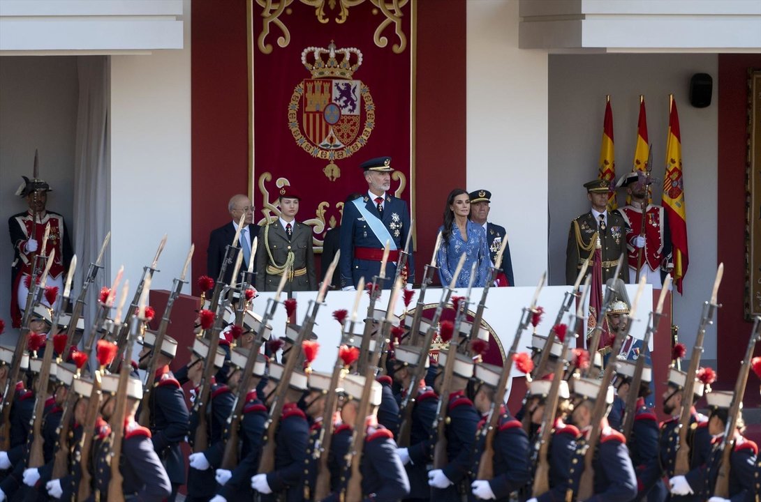 La Guardia Real pasa por delante de la tribuna donde se encuentra la Princesa Leonor, el Rey Felipe VI y la Reina Letizia, durante el desfile del 12 de octubre 'Día de la Fiesta Nacional', en la plaza de Cánovas del Castillo, a 12 de octubre de 2023, en Madrid (España). Los actos comienzan con el izado de la bandera nacional y el homenaje a los que dieron su vida por España, al que siguen los desfiles aéreo y terrestre de distintas unidades en los que participan 4.177 militares. Este año, es el primero en el que una mujer despliega la bandera en paracaídas. El desfile cambia de recorrido y la Tribuna Real pasa a situarse en la Plaza de Neptuno. Además, Leonor de Borbón, inmersa en su formación militar como dama cadete, viste de uniforme tras dos años de ausencia por sus estudios en Gales.
12 OCTUBRE 2023;PRINCESA DE ASTURIAS;REYES;12 DE OCTUBRE;DESFILE
Alberto Ortega / Europa Press
(Foto de ARCHIVO)
12/10/2023