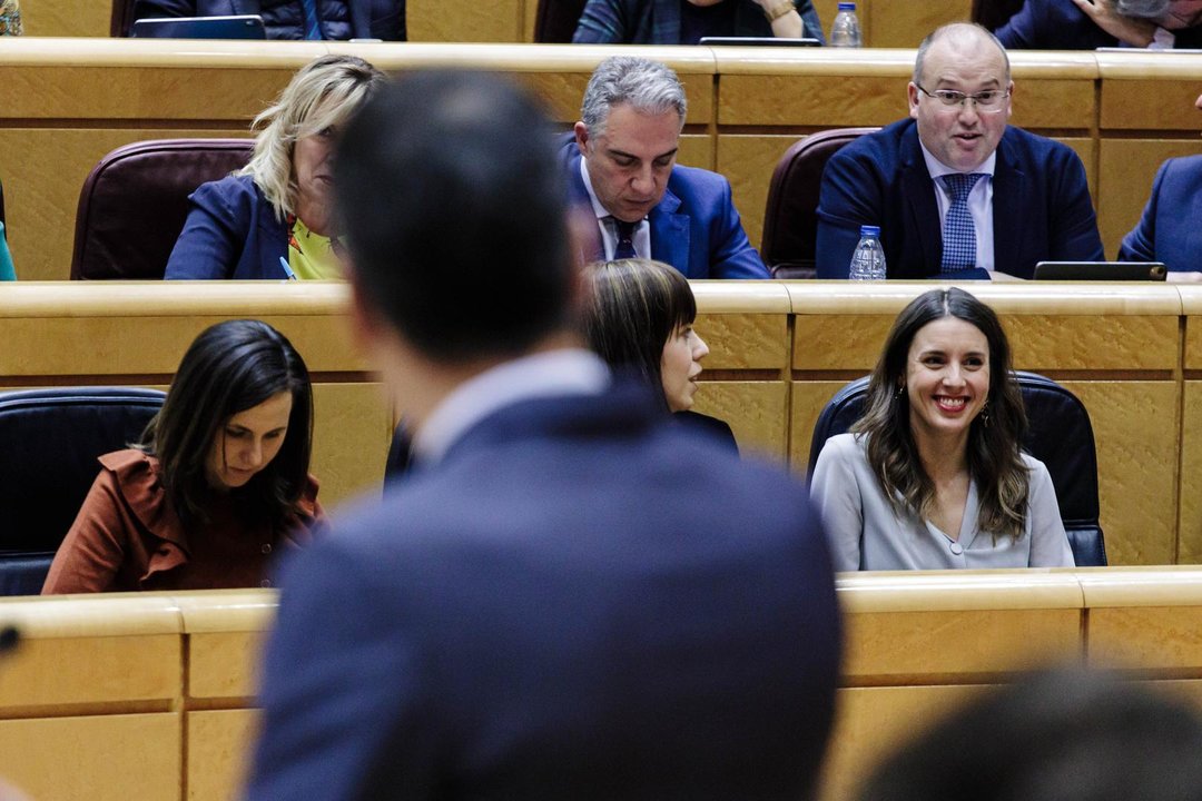 El presidente del Gobierno, Pedro Sánchez, comparece en un pleno del Senado, a 31 de enero de 2023, en Madrid (España). Esta comparecencia es la primera de este año que ha confrontado a Sánchez y al líder del PP, Alberto Núñez Feijóo. Sánchez ha informado hoy sobre las medidas adoptadas por el Gobierno para hacer frente a las consecuencias económicas y sociales de la guerra en Ucrania, y el papel de las administraciones. Desde que asumió el liderazgo del Partido Popular, Feijóo, ha debatido con Sánchez en otros cinco cara a cara, tres con motivo de sesiones de control en las que ha tenido oportunidad de preguntar al presidente en nombre de su grupo, y dos más por sendas comparecencias monográficas del jefe del Ejecutivo.
31 ENERO 2023;MADRID;PRIMER DUELO PARLAMENTARIO;SÁNCHEZ Y FEIJÓO
Carlos Luján / Europa Press
(Foto de ARCHIVO)
31/1/2023