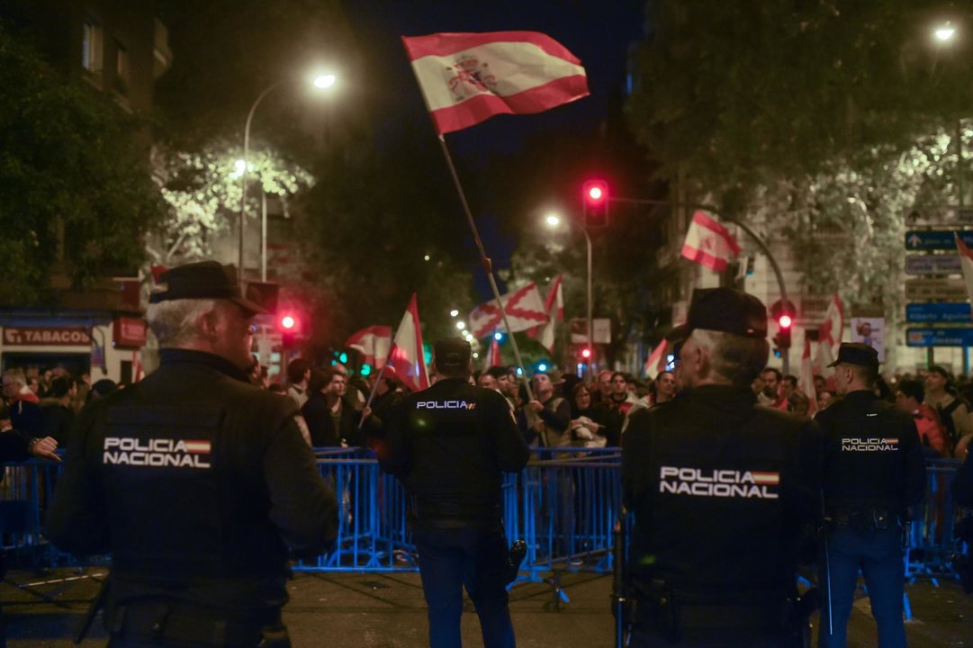 Decenas de manifestantes con banderas y carteles tras las vallas de seguridad y frente a varios agentes de policía, durante una manifestación contra la amnistía frente a la sede del PSOE en Ferraz, a 18 de noviembre de 2023, en Madrid (España). Miles de personas se han concentrado frente a la sede del PSOE en Ferraz por decimosexta jornada consecutiva para protestar contra el pacto alcanzado entre el PSOE y Junts el pasado 9 de noviembre para la investidura de Sánchez que incluye una posible ley de amnistía. La protesta tiene lugar después del nombramiento de Sánchez como nuevo jefe del Ejecutivo en el debate de su investidura celebrado en el Congreso los días 15 y 16 de noviembre.
18 NOVIEMBRE 2023;MANIFESTACIÓN;PROTESTA;FERRAZ;AMNISTÍA;PRESIDENTE;INVESTIDURA;POLICÍA
Gustavo Valiente / Europa Press
18/11/2023