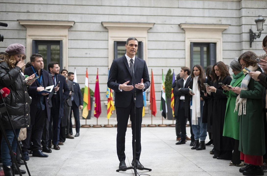 El presidente del Gobierno, Pedro Sánchez, atiende a medios a su llegada al acto de homenaje a la Constitución, en el Congreso de los Diputados, a 6 de diciembre de 2023, en Madrid (España). Las Cortes Generales celebran el 45 aniversario de la Carta Magna en un acto institucional presidido por los presidentes del Congreso y del Senado y en el que participa el nuevo Ejecutivo de coalición y las altas autoridades del Estado. El acto tiene lugar en medio de las negociaciones por la tramitación de la ley de amnistía. Vox y los socios independentistas y nacionalistas del Gobierno repiten su ausencia en el acto institucional. 
El encuentro ha comenzado con la interpretación del tema ‘Aquellas pequeñas cosas’ de Joan Manuel Serrat y se cierra con ‘Al Alba’, uno de los éxitos de Luis Eduardo Aute, ambos interpretados por la cantante María Berasarte. Entre las canciones se leen una serie de artículos de la Constitución por parte de personas ajenas a la vida parlamentaria.
06 DICIEMBRE 2023;CONGRESO DE LOS DIPUTADOS;MADRID;ACTO HOMENAJE CONSTITUCIÓN;45 ANIVERSARIO;LEY DE AMINISTIA
Alberto Ortega / Europa Press
06/12/2023