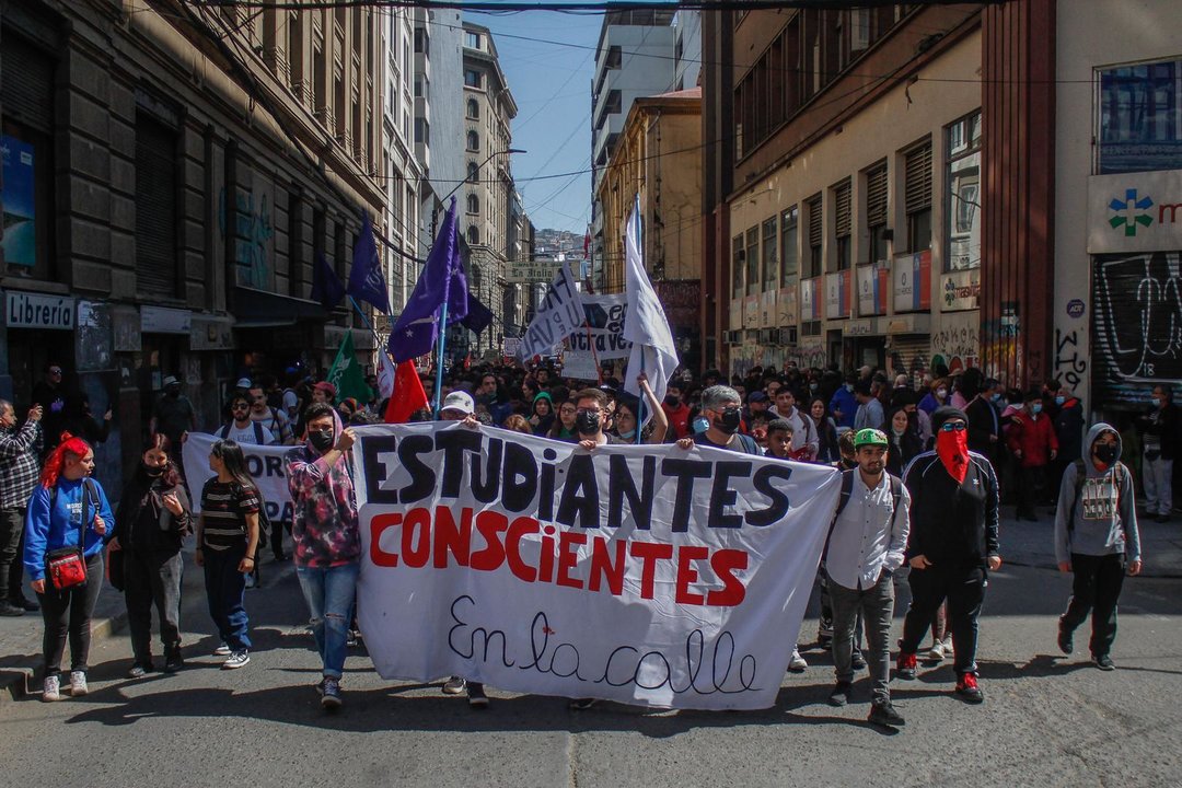 September 14, 2022, Valparaiso, Chile: Hundreds of student protesters march through the main streets of Valparaiso holding banners during a demonstration. High school and University students call for a demonstration in Valparaiso demanding a better quality education and a new constitution.,Image: 722884480, License: Rights-managed, Restrictions: , Model Release: no, Credit line: Cristobal Basaure Araya / Zuma Press / ContactoPhoto