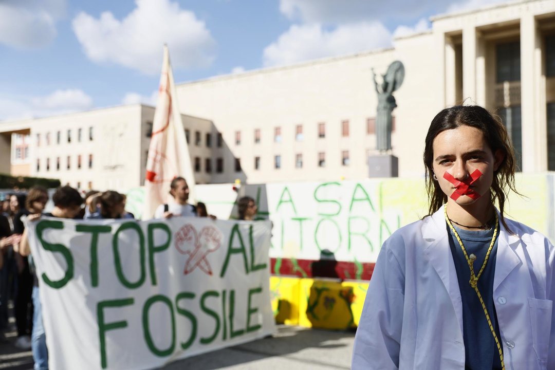 Foto Cecilia Fabiano /LaPresse   06 &#x2013;6 -2023&#x2014;Roma Italia &#x2014; Cronaca &#x2014; Manifestazione ambientalista degli studenti dentro l&#x2019;universit&#xe0; la Sapienza contro i contratti con Eni    Nella Foto : la manifestazione.June 6, 2023 &#x2014;Rome Italy &#x2014; News &#x2014; Enviromentalist demonstration in Sapienza University against Eni cooperation with the aeteneum   - in the Photo  : the demonstration,Image: 781787815, License: Rights-managed, Restrictions: * Bulgaria, Croatia, Czech Republic, France, Hungary, Italy, Romania, Slovak Republic, Serbia and Slovenia Rights Out *, Model Release: no, Credit line: Cecilia Fabiano / Zuma Press / ContactoPhoto