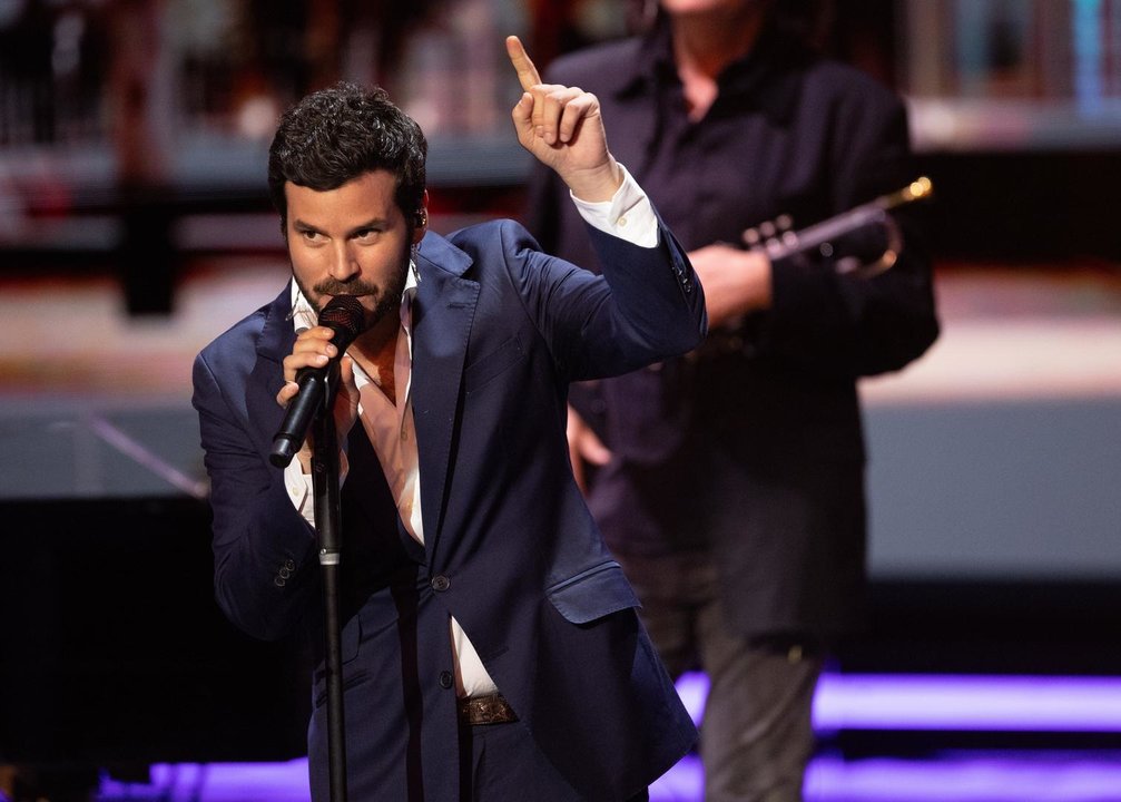 El cantante de Taburete, Willy Bárcenas, durante la gala de entrega de la 29 edición de los Premios José María Forqué, en  IFEMA MADRID Palacio Municipal, a 16 de diciembre de 2023, en Madrid (España). Los Premios Cinematográficos José María Forqué, conocidos como ‘Premios Forqué’, fueron creados en 1996 por la Entidad de Gestión de Derechos de los Productores Audiovisuales (Egeda) para honrar la memoria de José María Forqué, figura en la cinematografía española y primer presidente de Egeda. EGEDA creó el premio con el objetivo de difundir la importancia de la industria audiovisual española e impulsar la figura del productor cinematográfico.
16 DICIEMBRE 2023;MADRID;ALFOMBRA ROJA;PREMIOS FORQUÉ;29 EDICIÓN
Eduardo Parra / Europa Press
16/12/2023