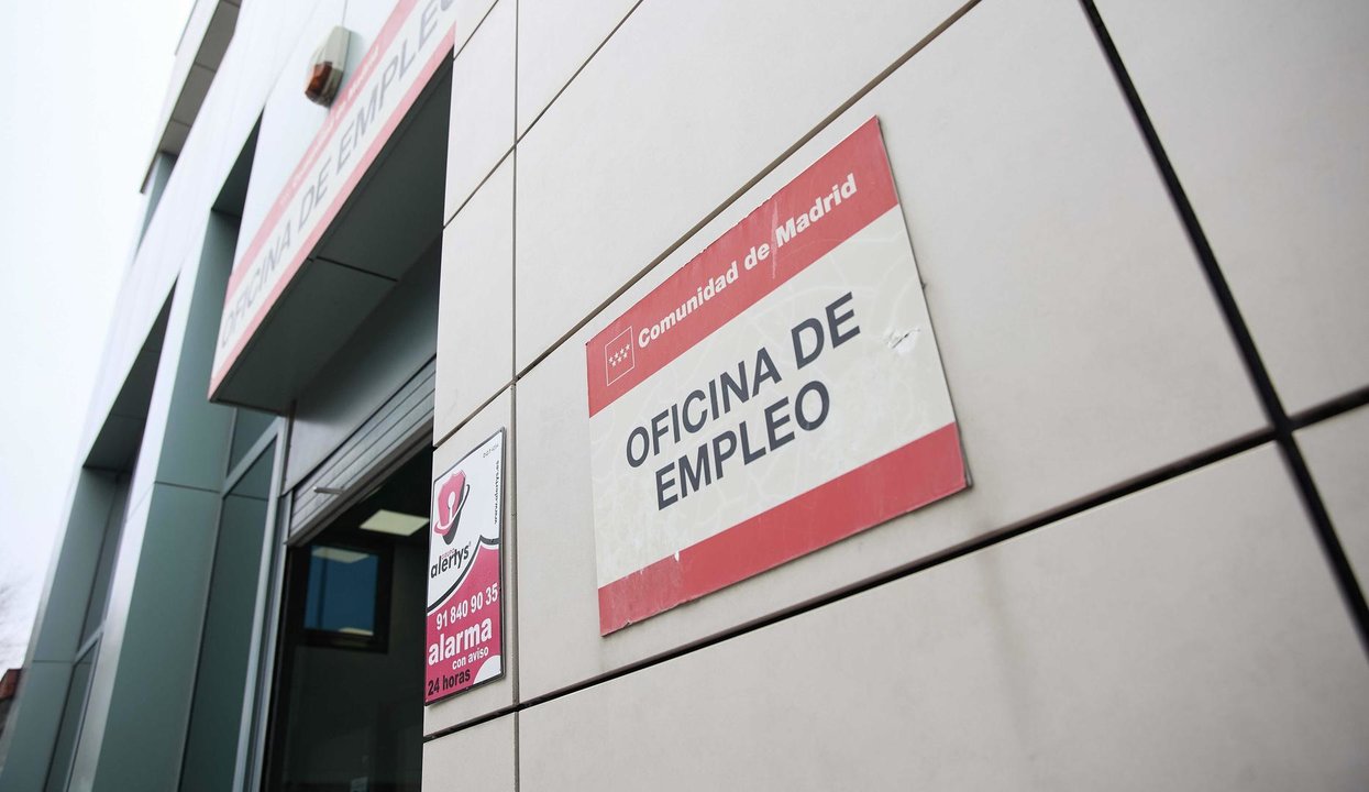 Un cartel en la oficina de empleo de Méndez Álvaro, a 4 de diciembre de 2023, en Madrid (España). El paro registrado en las oficinas de los servicios públicos de empleo bajó en 24.573 personas en noviembre en relación al mes anterior (-0,9%) gracias al sector servicios, que concentró buena parte del descenso del desempleo. Con el retroceso del paro en noviembre, el primero tras tres meses consecutivos de incrementos, el número total de parados se situó en 2.734.831 personas, su menor cifra en un mes de noviembre desde 2007, según datos publicados este lunes por el Ministerio de Trabajo y Economía Social.
04 DICIEMBRE 2023;EMPLEO;PARO;BAJADA;TRABAJO;OFICINA;NOVIEMBRE;SEPE
Jesús Hellín / Europa Press
04/12/2023