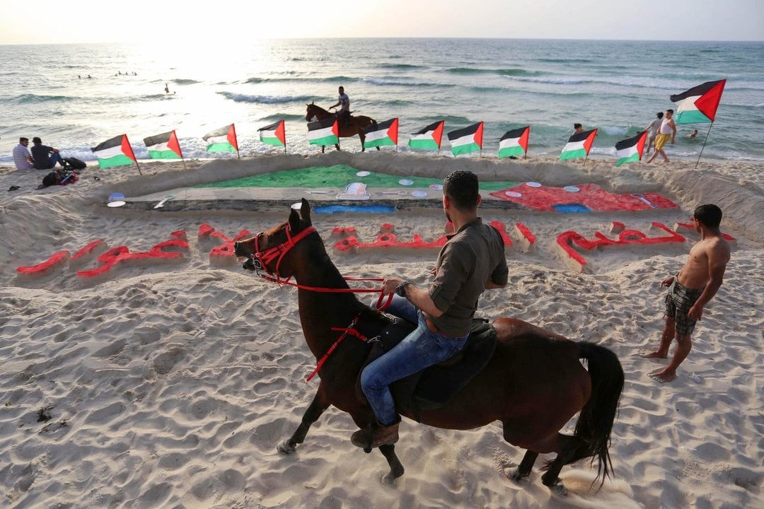 May 19, 2020, Gaza City, Gaza Strip, Palestinian Territory: Palestinian artist, paints a map of Palestine on the sand sculpture titled ''Not to annex the West Bank and the Jordan Valley '', at the beach of Gaza city on May 19, 2020,Image: 520722778, License: Rights-managed, Restrictions: , Model Release: no, Credit line: Ashraf Amra / Zuma Press / ContactoPhoto