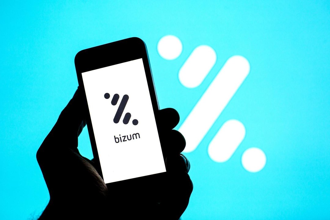 August 11, 2021, Barcelona, Catalonia, Spain: In this photo illustration a Bizum logo seen displayed on a smartphone with a Bizum logo in the background.,Image: 628472090, License: Rights-managed, Restrictions: , Model Release: no, Credit line: Thiago Prudencio / Zuma Press / ContactoPhoto