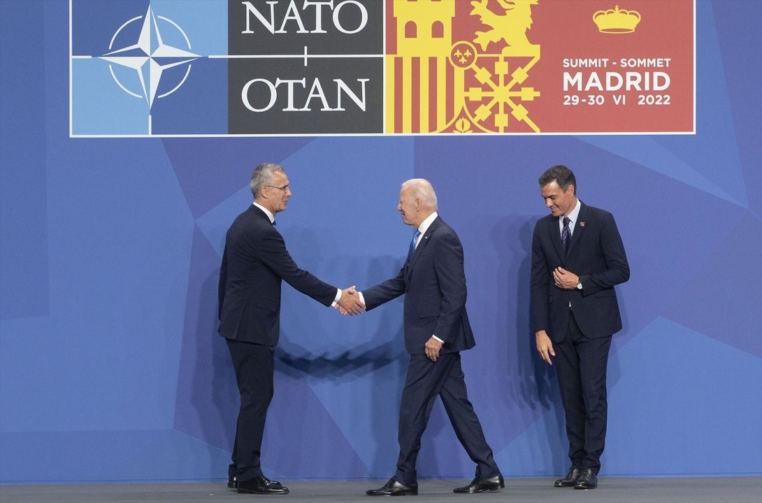 (I-D) El secretario General de la OTAN, Jens Stoltenberg; el presidente de EEUU, Joe Biden; y el presidente del Gobierno, Pedro Sánchez, a su llegada al comienzo de la Cumbre de la OTAN 2022 en el Recinto Ferial IFEMA MADRID, a 29 de junio de 2022, en Madrid (España). La Cumbre de la OTAN 2022 comienza oficialmente hoy y terminará mañana día 30 de junio. La celebración coincide con el 40 aniversario de la adhesión de España a la Organización del Tratado del Atlántico Norte. La invasión rusa de Ucrania, las tensiones entre Moscú y la Alianza y la adhesión de Finlandia y Suecia marcan la agenda de un evento en el que participan delegaciones de 40 países y que convierte a Madrid en el epicentro de la política mundial durante su celebración.
29 JUNIO 2022;OTAN;MADRID;CUMBRE;NATO;ESPAÑA
EUROPA PRESS/A.Ortega.POOL / Europa Press
(Foto de ARCHIVO)
29/6/2022