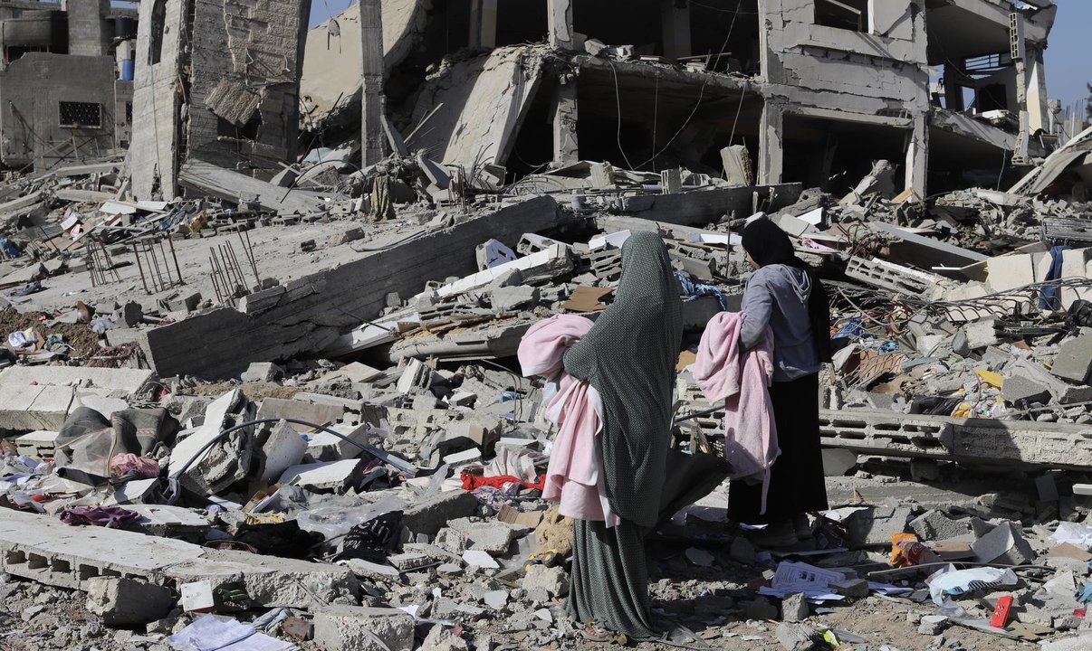 GAZA, Jan. 10, 2024  -- People inspect the rubble of destroyed buildings in Gaza City, on Jan. 10, 2024. At least 147 Palestinians were killed in the Israeli attacks across the Gaza Strip in the past 24 hours, raising the death toll in the enclave to 23,357 since the onset of the ongoing conflict on Oct. 7, 2023, the Gaza-based Health Ministry said Wednesday.,Image: 835849074, License: Rights-managed, Restrictions: , Model Release: no, Credit line: Mohammed Ali / Xinhua News / ContactoPhoto