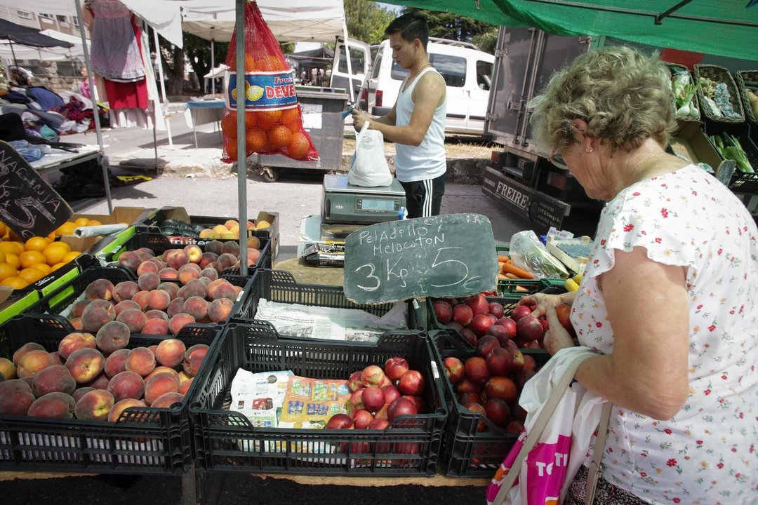 Una persona compra alimentos en un mercado, a 11 de agosto de 2023, en Lugo, Galicia (España). El Índice de Precios de Consumo (IPC) aumentó un 0,2% en julio en relación al mes anterior y elevó cuatro décimas su tasa interanual, hasta el 2,3%, debido, principalmente, a la subida de los precios de carburantes y también al encarecimiento de los alimentos, que escalaron cinco décimas hasta el 10,8%.,Image: 796197506, License: Rights-managed, Restrictions: , Model Release: no, Credit line: Carlos Castro / Europa Press / ContactoPhoto