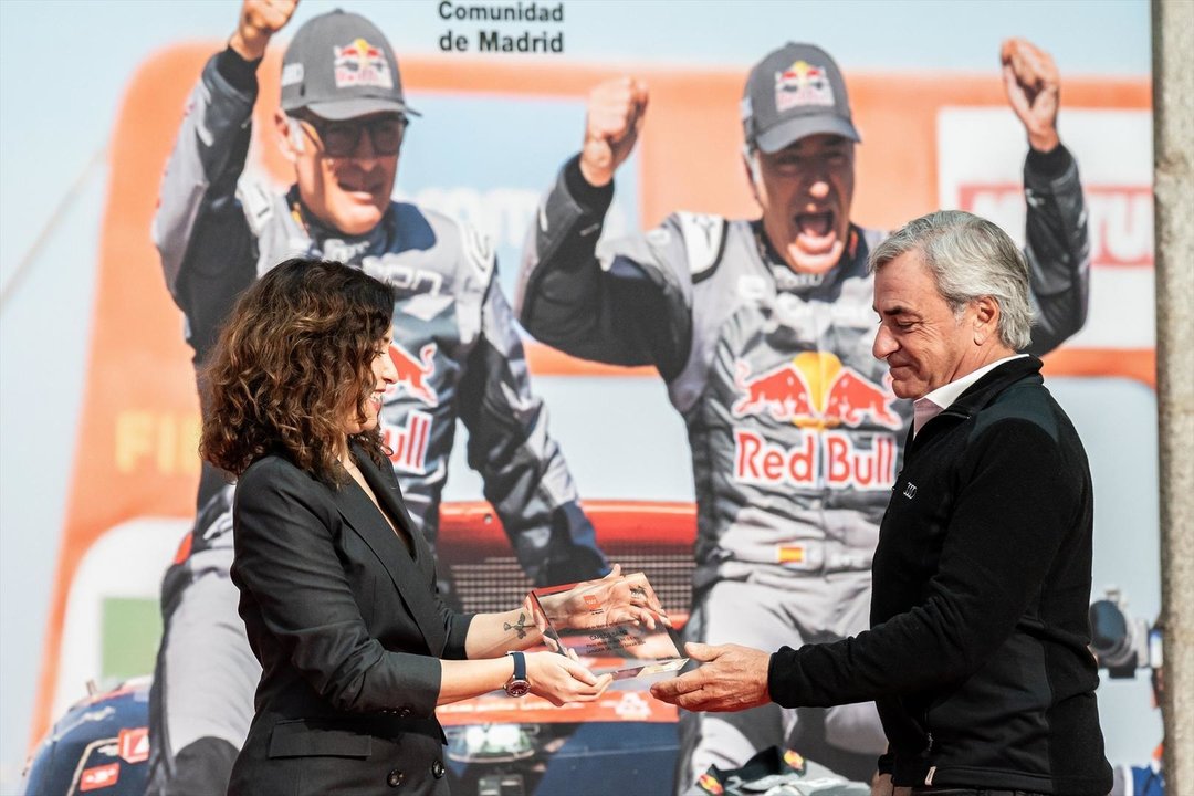 La presidenta de la Comunidad de Madrid, Isabel Díaz Ayuso, y el piloto madrileño Carlos Sainz durante un homenaje por ser vencedor del Rally Dakar 2024, en la Real Casa de Correos, a 2 de febrero de 2024, en Madrid (España). El Rally Dakar de 2024 ha sido la cuadragésima sexta edición de esta competición, que se celebró entre el 5 y el 19 de enero en Arabia Saudí.
02 FEBRERO 2024;COMPETICIÓN;DESIERTO;RALLY;DAKAR
Diego Radamés / Europa Press
02/2/2024