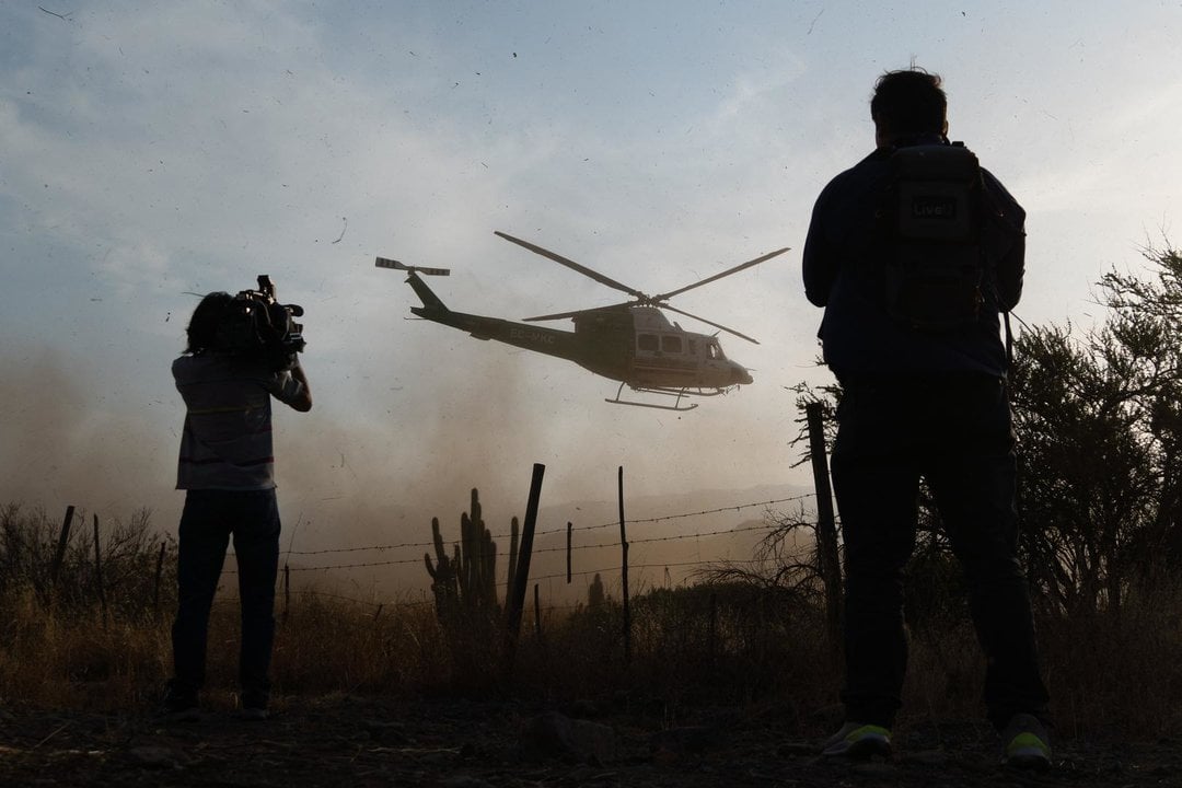 February 4, 2024, Til Til, Metropolitana, Chile: A helicopter providing support to forest fires takes off in front of television cameras in Til Til, Chile.,Image: 843631675, License: Rights-managed, Restrictions: , Model Release: no, Credit line: Matias Basualdo / Zuma Press / ContactoPhoto
