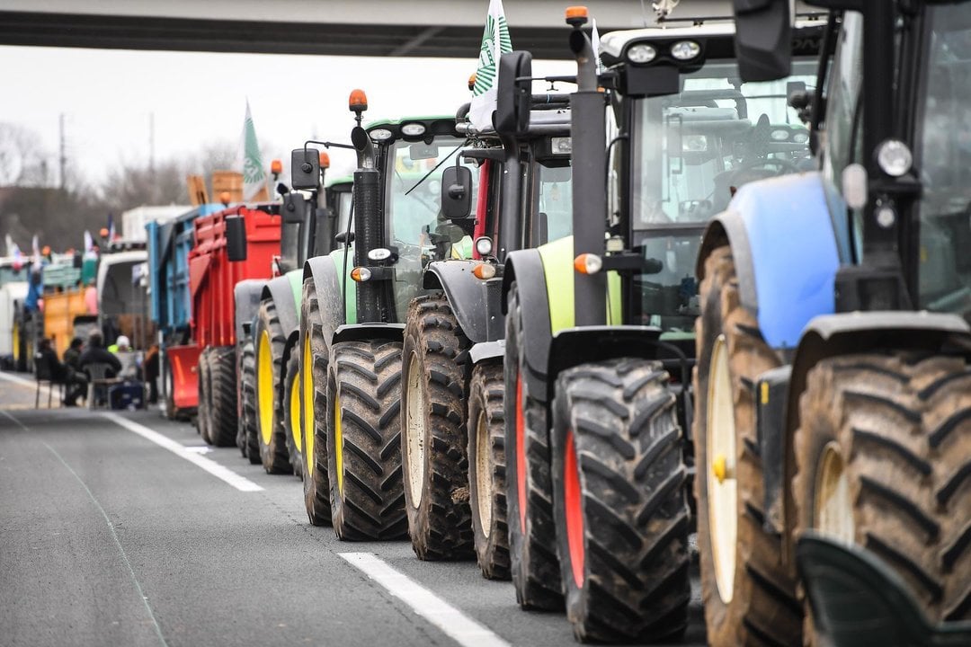 January 30, 2024, Chevrieres, France, France: French farmers stop their tractors on the A1 highway near Chevrieres towards Paris during the second day of farmers mobilization with roadblocks on major highways leading to Paris, putting pressure on the government for more concessions on pay, tax and regulations on January 30, 2024 in Chevrieres near Paris, France.,Image: 841863893, License: Rights-managed, Restrictions: , Model Release: no, Credit line: Matthieu Mirville / Zuma Press / ContactoPhoto