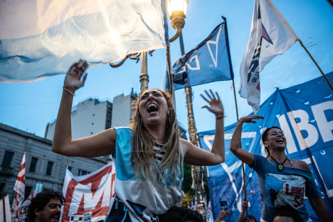 Manifestantes durante una protestas contra la ley ‘Ómnibus', a 6 de febrero de 2024, en Buenos Aires (Argentina). Las protestas contra la ley ‘Ómnibus’, aprobada por el gobierno de Javier Milei, han escalado en los últimos días, con enfrentamientos entre manifestantes y fuerzas de seguridad del estado que han dejado a 20 personas detenidas y más de 150 heridos. Según el Sindicato de Prensa de Buenos Aires (SiPreBA) más de 30 periodistas y fotógrafos resultaron heridos por parte de los cuerpos de seguridad durante las protestas y tres fueron detenidos, un camarógrafo argentino y dos fotógrafos chilenos residentes en La Plata.,Image: 844142971, License: Rights-managed, Restrictions: , Model Release: no, Credit line: Matias Chiofalo / Europa Press / ContactoPhoto