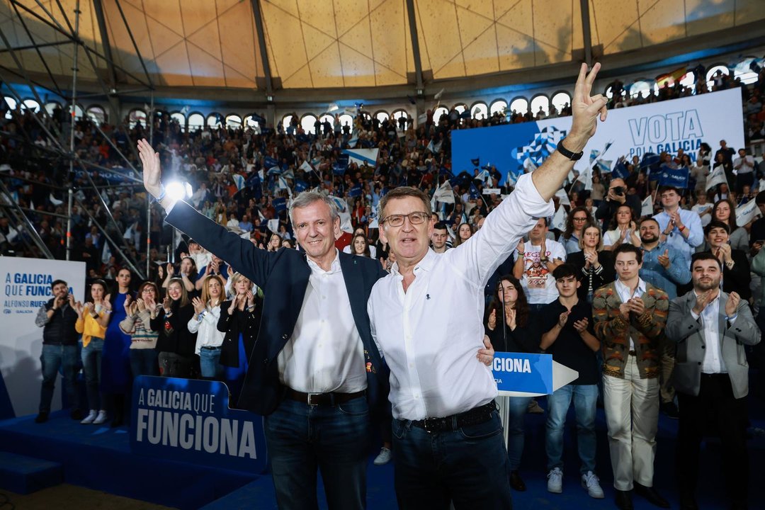 El presidente del Partido Popular, Alberto Núñez Feijóo (i) y el candidato del Partido Popular de Galicia (PPdeG) a la Presidencia de la Xunta, Alfonso Rueda