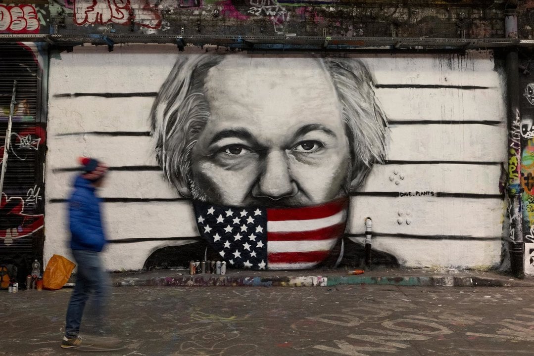 February 19, 2024, London, United Kingdom: A person walks by a graffiti depicting Julian Assange and the US flag on Leake Street. The artwork on a wall in Leake Street, the famous graffiti tunnel in central London, was painted by street artist Dave Paint. Assange is due for the final hearing at Royal Court of Justice in London on 20th February. The court will decide whether or not he is extradited to US for the charges of exposing the diplomatic and military policy in the Afghan and Iraq wars through WikiLeaks.,Image: 848468729, License: Rights-managed, Restrictions: , Model Release: no, Credit line: Hesther Ng / Zuma Press / ContactoPhoto