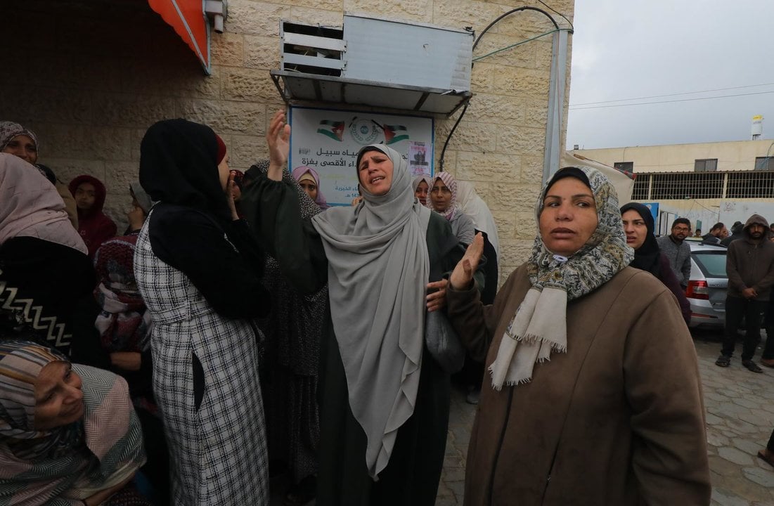 February 18, 2024, Dair El-Balah, Gaza Strip, Palestinian Territory: Relatives of the Palestinians died in Israeli attacks, mourn as they receive the dead bodies from the morgue of Al-Aqsa Hospital for burial in Dair El-Balah, Gaza Strip, 18 February 2024,Image: 847921544, License: Rights-managed, Restrictions: , Model Release: no, Credit line: Omar Ashtawy / Zuma Press / ContactoPhoto