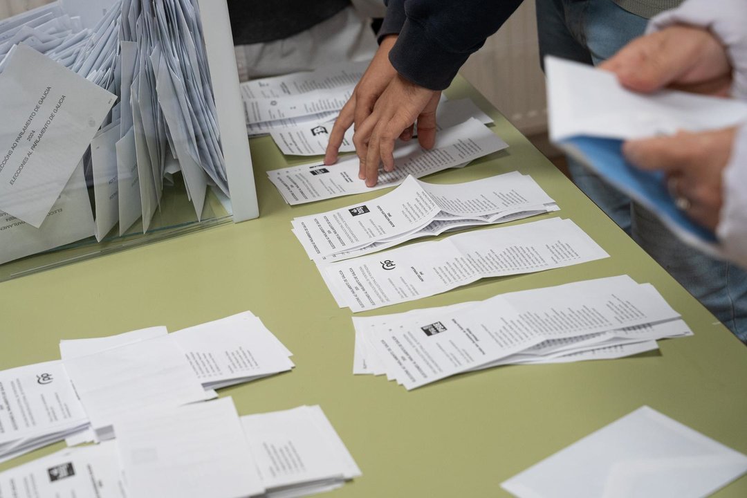 Varias personas realizan un escrutinio de votos con motivo de las elecciones autonómicas de Galicia, en el IES Illas Cies, a 18 de febrero de 2024, en Vigo, Pontevedra, Galicia (España). Todos los gallegos han sido llamados a las urnas hoy, 18 de febrero, para elegir a su nuevo presidente autonómico para los próximos cuatro años. Hay 75 escaños en juego, por lo que los candidatos de los diferentes partidos deben alcanzar una mayoría absoluta de 38 escaños para hacerse con la Presidencia.,Image: 848067952, License: Rights-managed, Restrictions: , Model Release: no, Credit line: Adrián Irago / Europa Press / ContactoPhoto