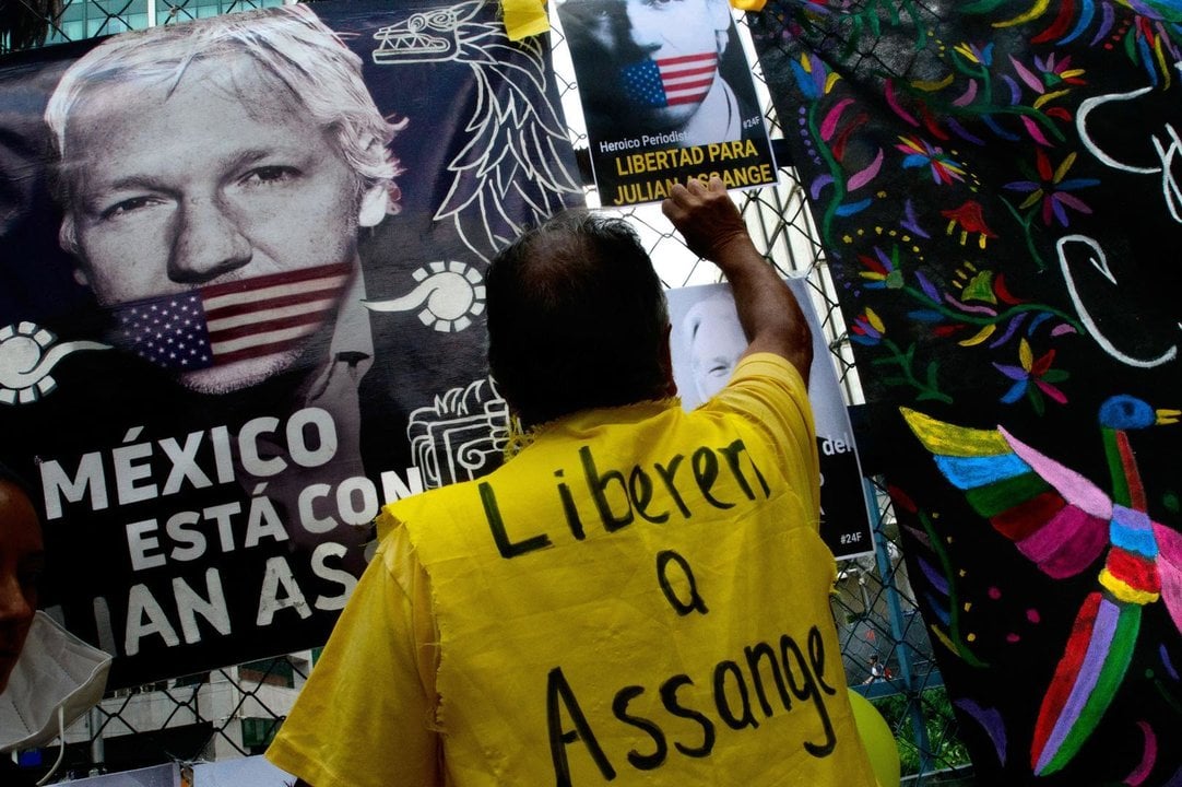 July 3, 2023, Mexico City, Mexico: Activists protest this in front of the United States embassy in Mexico to demand the release of the founder of WikiLeaks, Julian Assage. The activists remembered the journalist's 52nd birthday and placed cakes and messages in his honor..Julian Assange could be sentenced to up to 175 years in prison. Assange is being held at Belmarsh High Security Prison in the UK due to a US extradition request.,Image: 787008600, License: Rights-managed, Restrictions: , Model Release: no, Credit line: Jorge Nunez / Zuma Press / ContactoPhoto