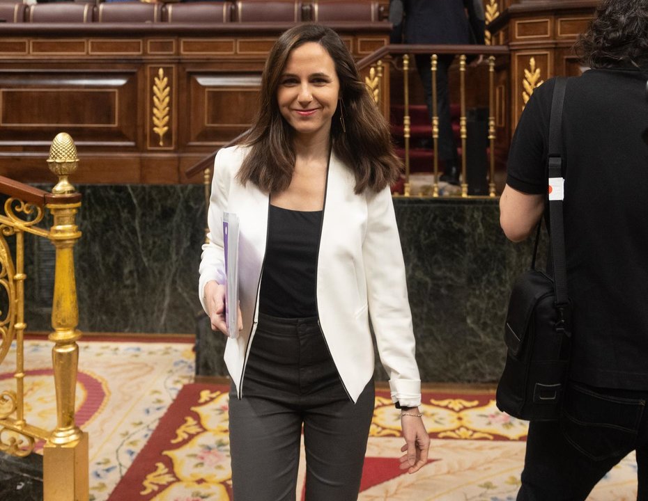 La secretaria general de Podemos, Ione Belarra, llega a una sesión plenaria, en el Congreso de los Diputados, a 22 de febrero de 2024, en Madrid (España). El Pleno del Congreso se ha reunido esta semana para celebrar el debate de totalidad del Proyecto de Ley Orgánica de representación paritaria y presencia equilibrada de mujeres y hombres. Durante la sesión plenaria, han debatido la enmienda a la totalidad de VOX contra el proyecto de ley orgánica de paridad que considera ‘’ideológica’, un trámite que desde el Gobierno esperan que siga su cauce parlamentario. La ley tiene el objetivo de garantizar la paridad en los órganos de decisión públicos y privados y por ello obliga a que ningún sexo tenga un peso inferior al 40 % en la dirección y el consejo de empresas, en el seno del Gobierno, en las candidaturas electorales y en los órganos de relevancia constitucional.
22 FEBRERO 2024;CONGRESO;EDU;PARIDAD
Eduardo Parra / Europa Press
22/2/2024