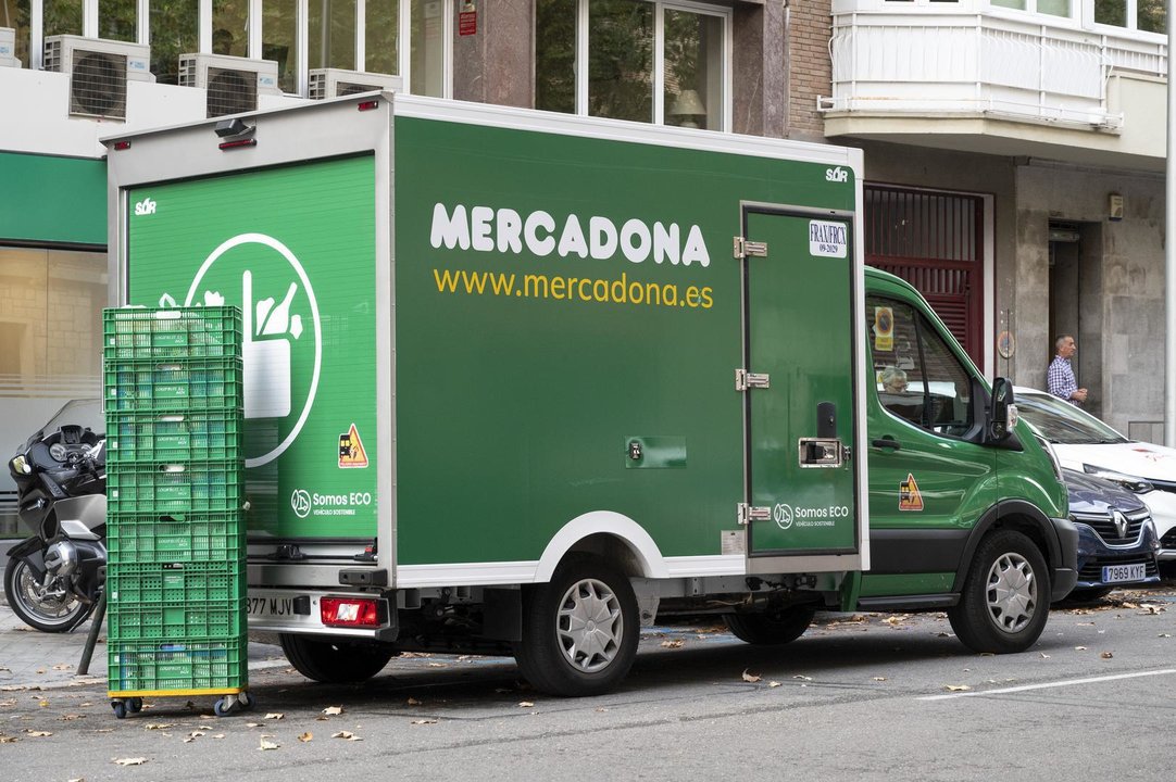 October 16, 2023, Madrid, Spain: A delivery truck of the Spanish supermarket chain Mercadona is seen ready to deliver orders in Madrid.,Image: 814969732, License: Rights-managed, Restrictions: , Model Release: no, Credit line: Xavi Lopez / Zuma Press / ContactoPhoto