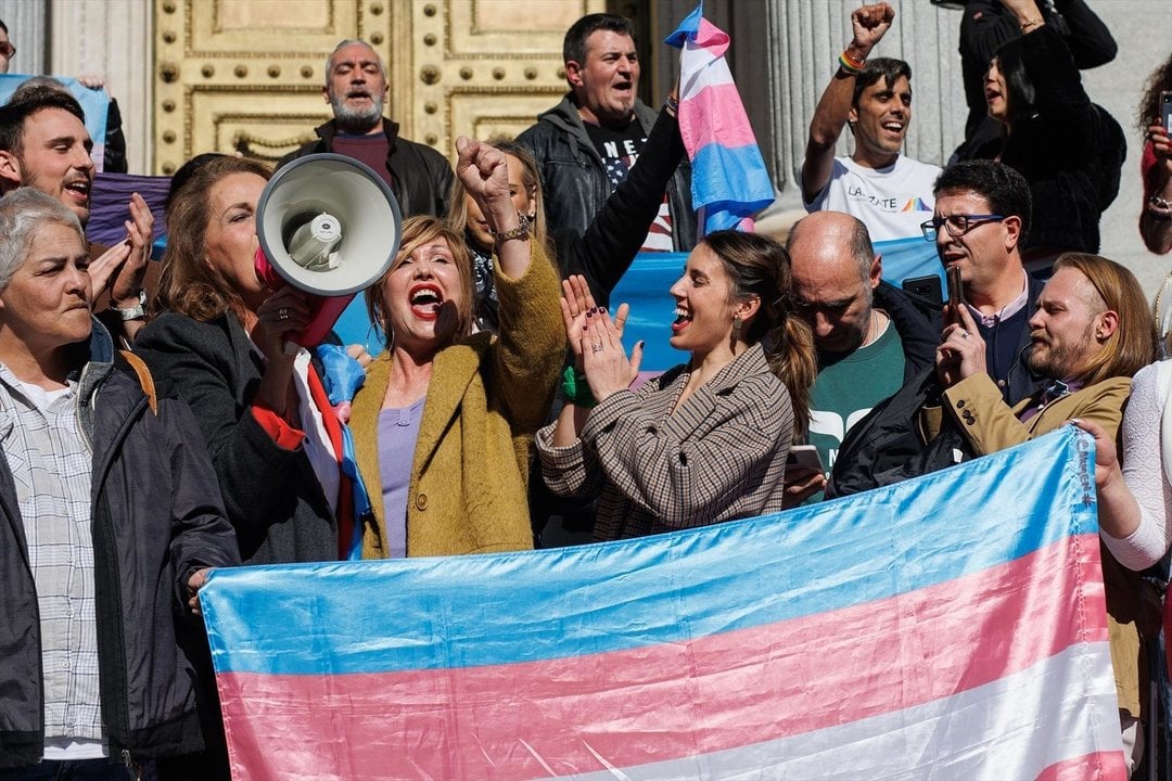 (I-D) La presidenta de la Federación Estatal de Lesbianas, Gais, Trans y Bisexuales (FELGTBI+), Uge Sangil; la presidenta de la Federación de la Plataforma Trans, Mar Cambrollé y la ministra de Igualdad, Irene Montero, celebran la aprobación de la Ley Trans en las escalinatas del Congreso de os Diputados, a 16 de febrero de 2023, en Madrid (España). La Ley Trans y la del aborto, culminan su tramitación parlamentaria, con su aprobación definitiva por parte del Gobierno. Los socios del Ejecutivo, PSOE y Podemos, votarán ambas normativas, mientras siguen enfrentados por la reforma de la Ley del 'sólo sí es sí'. Aunque en un principio se pretendía aprobar definitivamente esta ley en el Senado, unas correcciones técnicas han obligado a la Ley Trans ha regresar este jueves al Congreso. Por otro lado, el Congreso también ha aprobado la ley orgánica por la que se modifica la Ley de salud sexual y reproductiva y de la interrupción voluntaria del embarazo, que llega al Congreso después de que el Pleno del Senado diera luz verde al texto la semana pasada.
16 FEBRERO 2023;ABORTO;LEY TRANS;CONGRESO;TRAMITACIÓN;POLITICOS
Alejandro Martínez Vélez / Europa Press
(Foto de ARCHIVO)
16/2/2023
