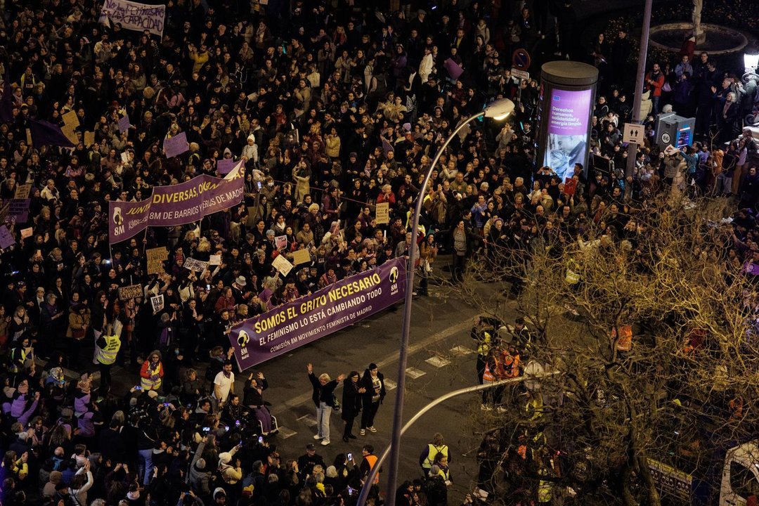 Miles de mujeres  en la plaza de Cibeles durante una manifestación convocada por la Comisión 8M, por el 8M, Día Internacional de la Mujer, a 8 de marzo de marzo de 2023, en Madrid (España).  El Día Internacional de la Mujer vuelve a visibilizar la división del feminismo en España, con las feministas marchando por separado en distintas manifestaciones debido a sus diferencias en temas como la prostitución, la Ley Trans o la Ley del 'solo sí es sí'. Bajo el lema 'Somos el grito necesario, el feminismo lo está cambiando todo’, la Comisión 8M es partidaria de la ley trans y, aunque acoge abolicionistas entre sus filas, llaman en el 8-M a la unificación para celebrar el Día Internacional de la Mujer. Es la convocante principal de este día, cuyo recorrido une el trayecto entre Atocha y plaza de España, desde el paseo del Prado, a la altura de la confluencia con la calle Juan de Mena y el Museo Naval, por la calle de Alcalá, Gran Vía y Callao.,Image: 761305961, License: Rights-managed, Restrictions: , Model Release: no, Credit line: Alejandro Martínez Vélez / Europa Press / ContactoPhoto