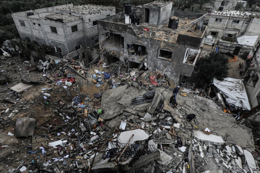 March 7, 2024, Deir Al Balah, Gaza Strip, Palestinian Territory: Palestinians checks for bodies and survivors amid the rubble of a destroyed family house following an Israeli air strike on south Deir Al Balah town, southern Gaza Strip, 07 March 2024,Image: 854598903, License: Rights-managed, Restrictions: , Model Release: no, Credit line: Omar Ashtawy / Zuma Press / ContactoPhoto