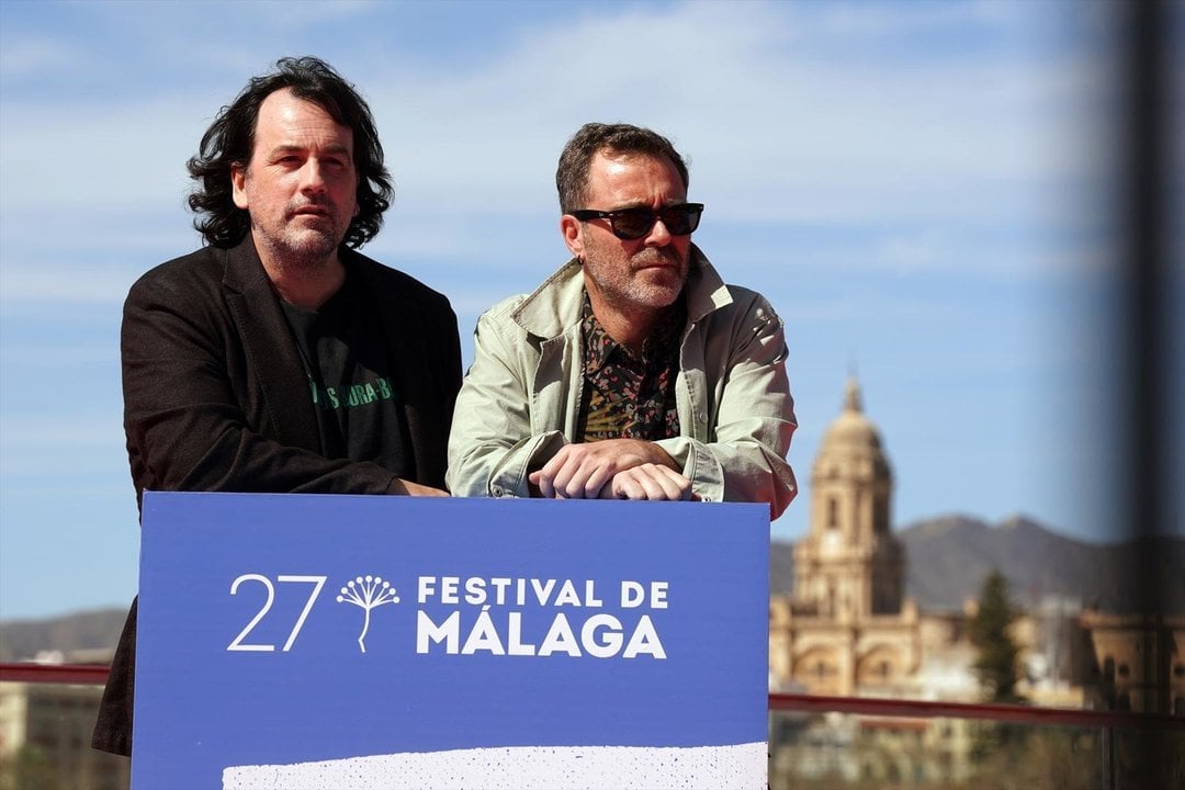 Los directores de la película  sobre los Planetas,  Isaki Lacuesta (i) y Pol Rodríguez (d) durante la presentación de la misma en el veintisiete edición del Festival de Málaga, a   a 5 de marzo de 2024, en Málaga, Andalucía (España). Pase gráfico con el equipo de la película de la sección oficial 'Segundo Premio' de Isaki Lacuesta y Pol Rodríguez sobre el grupo de música Los Planetas. Posteriormente  rueda de prensa a la que asisten los directores Isaki Lacuesta y Pol Rodríguez; los intérpretes Daniel Ibáñez, Stephanie Magnin, Cristalino y Mafo; el guionista Fernando Navarro; y el productor Cristóbal García. En el Cine Albéniz.
Europa Press / Europa Press
05/3/2024