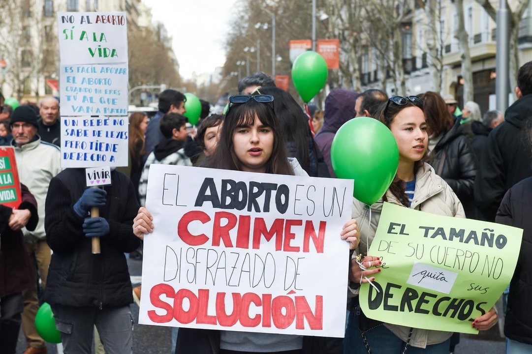 Varias personas protestan con carteles durante la marcha por la vida, a 10 de marzo de 2024, en Madrid (España). La Plataforma ‘Sí a la Vida’, apoyada por más de 500 asociaciones y entidades cívicas, ha celebrado hoy el Día Internacional de la Vida con una marcha desde la calle Serrano hasta el Paseo de Recoletos nº18. Finalizada la marcha, se ha realizado el acto con lectura del Manifiesto Sí a la Vida y un concierto final de celebración del Día de la Vida.,Image: 855528499, License: Rights-managed, Restrictions: , Model Release: no, Credit line: Gustavo Valiente / Europa Press / ContactoPhoto