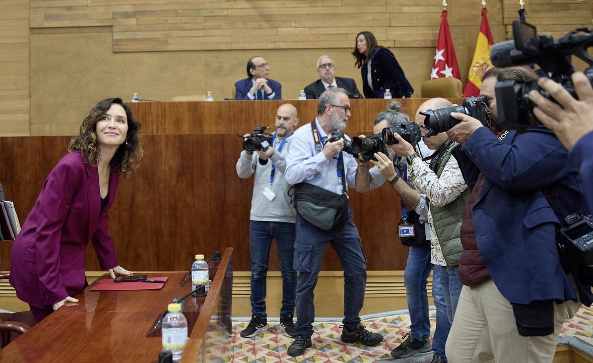 La presidenta de la Comunidad de Madrid, Isabel Díaz Ayuso (i), durante un pleno en la Asamblea de Madrid, a 21 de marzo de 2024, en Madrid (España). Durante el pleno, la presidenta de la Comunidad de Madrid, se ha enfrentado al control de la oposición con los partidos PSOE y Más Madrid que han pedido su dimisión por la denuncia de la Fiscalía Provincial de Madrid contra su pareja por fraude fiscal. Además durante la sesión plenaria, una declaración institucional aprobada por todos los partidos remarcará la importancia de la libertad de prensa.,Image: 858463835, License: Rights-managed, Restrictions: , Model Release: no, Pictured: ISABEL DÍAZ AYUSO, Credit line: Jesús Hellín / Europa Press / ContactoPhoto