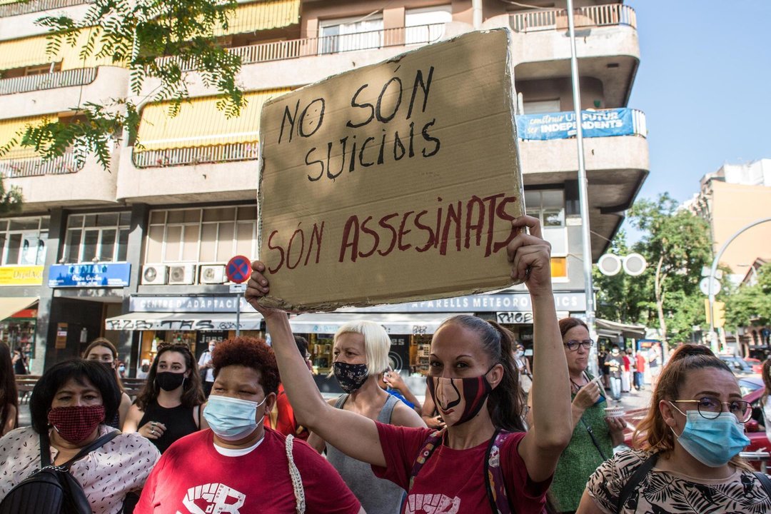 June 15, 2021, Barcelona, Catalonia, Spain: A protester with a placard that reads, are not suicides, are murders, during the demonstration..Organized by the Platform for People Affected by Mortgages (PAH) and housing unions of Barcelona, Some 300 people demonstrated against evictions, after the death of a 58-year-old man who committed suicide when he was going to be evicted.,Image: 615840407, License: Rights-managed, Restrictions: , Model Release: no, Credit line: Thiago Prudencio / Zuma Press / ContactoPhoto