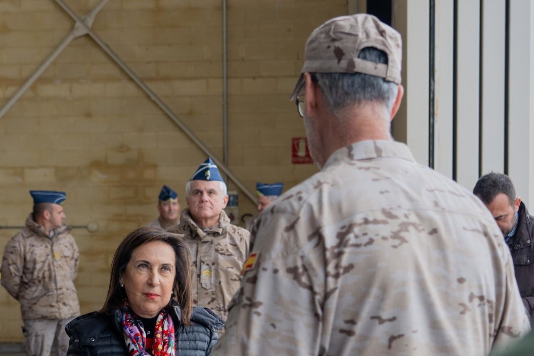 La ministra de Defensa, Margarita Robles conversa con militares de distintas disciplinas durante la visita a la Base Aérea de Morón, a 8 de marzo de 2024, en Morón, Sevilla (Andalucía, España). La ministra de Defensa, Margarita Robles, visita  a la base aérea de Morón, para conocer las instalaciones del Ala 11 y el Segundo Escuadrón de Apoyo Aéreo, unidades del Ejército del Aire y del Espacio ubicadas en la Base.,Image: 854988310, License: Rights-managed, Restrictions: , Model Release: no, Pictured: MARGARITA ROBLES, Credit line: Francisco J. Olmo / Europa Press / ContactoPhoto