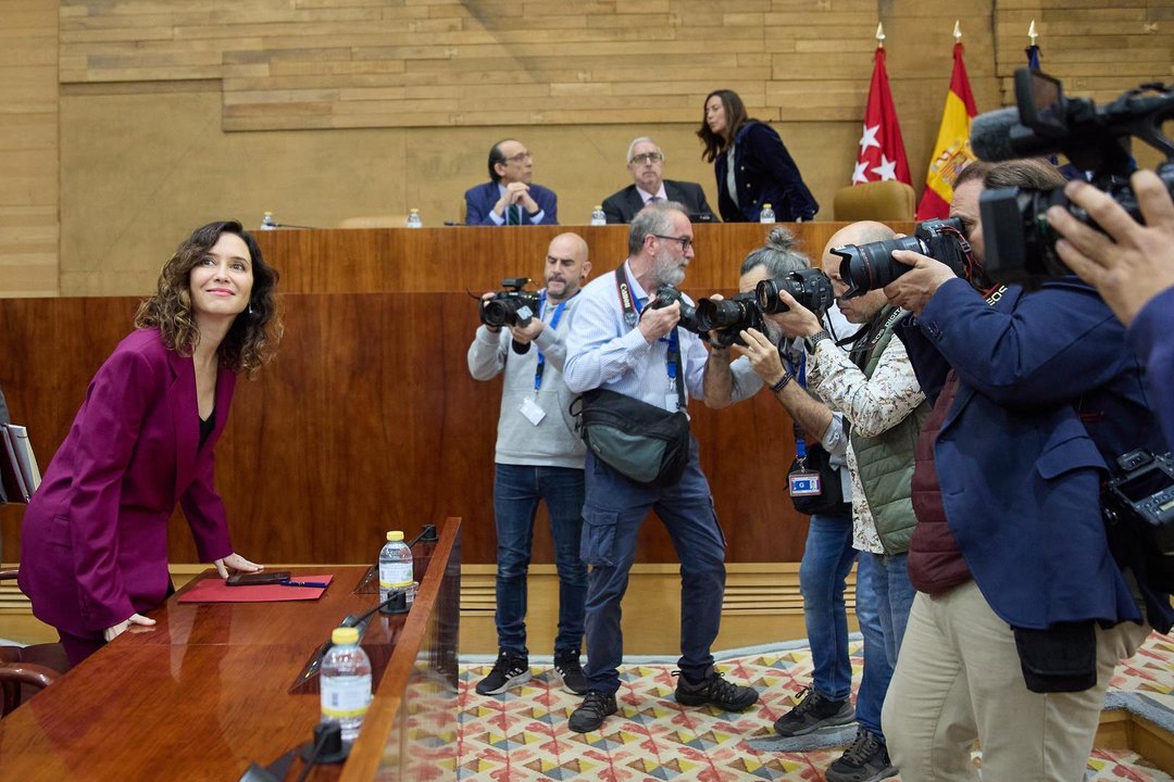 La presidenta de la Comunidad de Madrid, Isabel Díaz Ayuso (i), durante un pleno en la Asamblea de Madrid, a 21 de marzo de 2024, en Madrid (España). Durante el pleno, la presidenta de la Comunidad de Madrid, se ha enfrentado al control de la oposición con los partidos PSOE y Más Madrid que han pedido su dimisión por la denuncia de la Fiscalía Provincial de Madrid contra su pareja por fraude fiscal. Además durante la sesión plenaria, una declaración institucional aprobada por todos los partidos remarcará la importancia de la libertad de prensa.,Image: 858463835, License: Rights-managed, Restrictions: , Model Release: no, Pictured: ISABEL DÍAZ AYUSO, Credit line: Jesús Hellín / Europa Press / ContactoPhoto