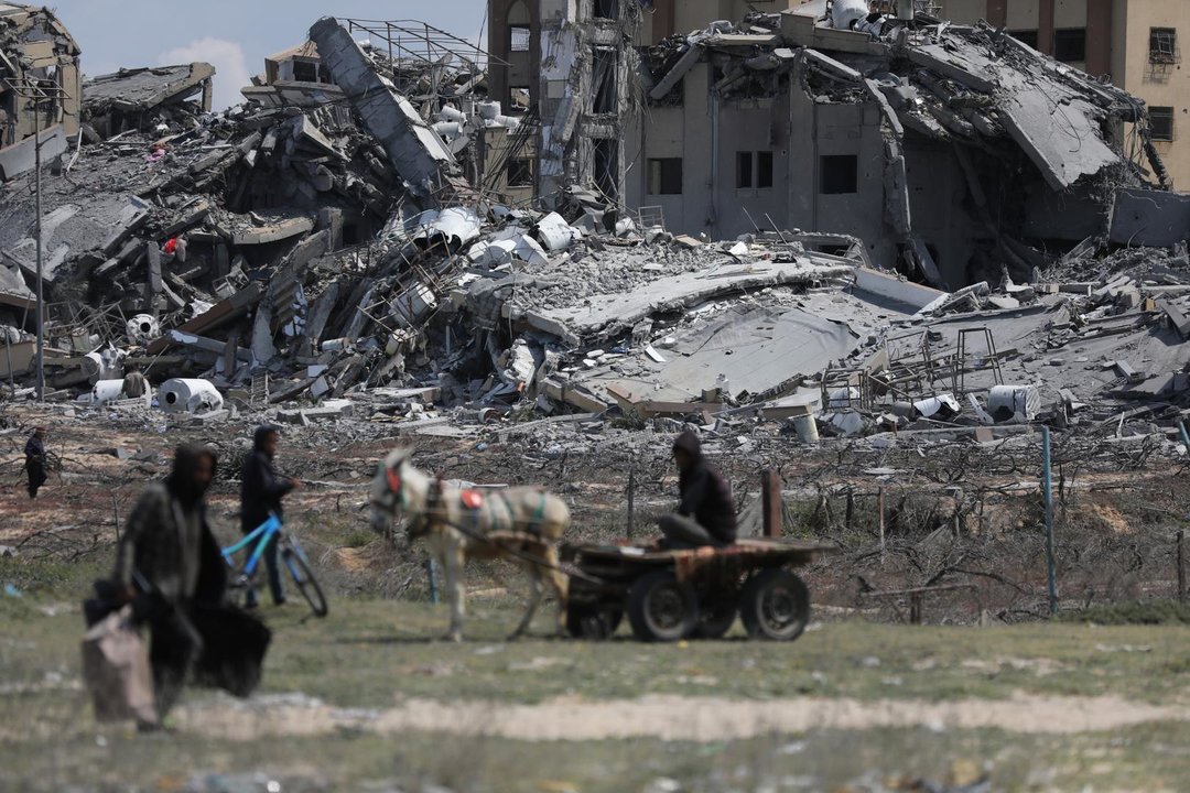 March 25, 2024, Nuseirat, Gaza Strip, Palestinian Territory: People search the rubble of destroyed buildings in the Asra residential compound, northwest of Nuseirat in the Gaza Strip, on March 25, 2024,Image: 859458328, License: Rights-managed, Restrictions: , Model Release: no, Credit line: Omar Ashtawy / Zuma Press / ContactoPhoto
