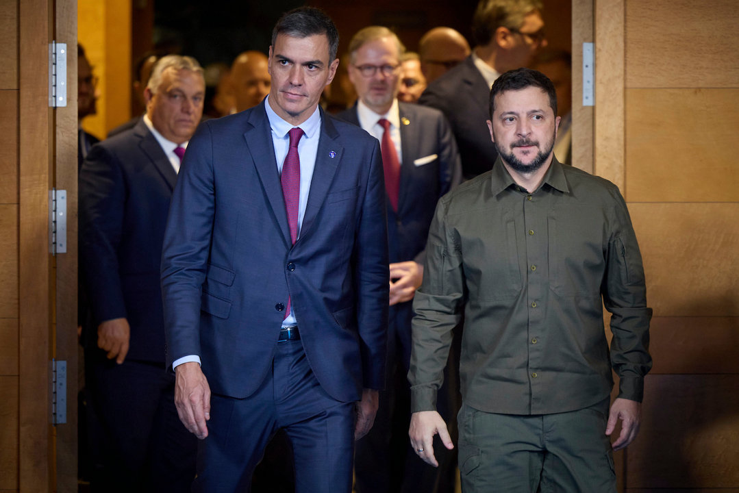 October 5, 2023, Granada, Andalusia, Spain: Spanish Prime Minister Pedro Sanchez, left, escorts Ukrainian President Volodymyr Zelenskyy, right, to the opening session of the European Political Community summit, October 5, 2023 in Granada, Spain.,Image: 811214807, License: Rights-managed, Restrictions: , Model Release: no, Credit line: Ukraine Presidency/Ukrainian Pre / Zuma Press / ContactoPhoto