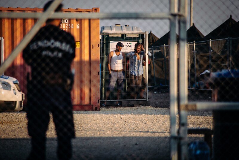 Les réfugiés qui viennent de traverser la frontière serbo-hongroise sont amenés par des bus dans un camp gardé par la police. On y prélève leurs empreintes avant de les répartir sur d'autres camps en Hongrie, selon un membre de la croix-rouge. A Roszke le 13 septembre 2015.