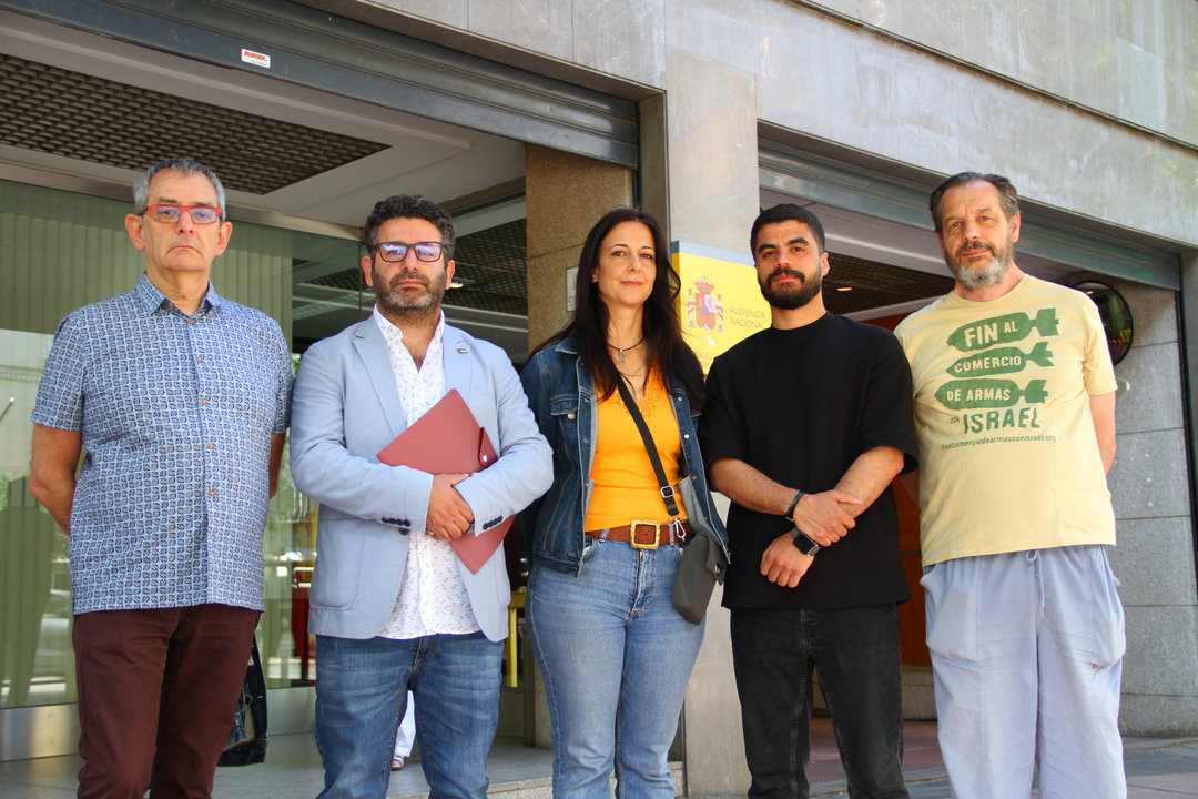 Activistas depositando la demanda en la Audiencia Nacional — Red Solidaria Contra la Ocupación de Palestina