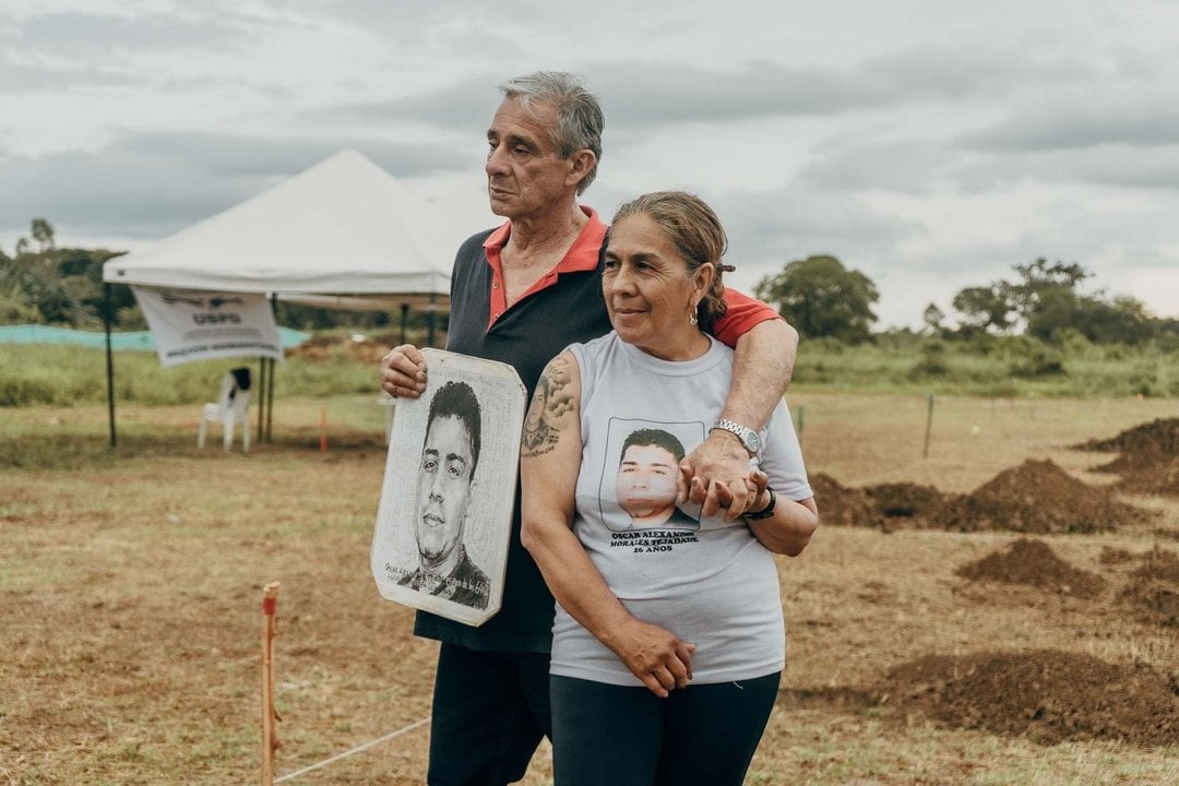 Padres de Óscar Alexander Morales Tejada en la exhumación del cuerpo de su hijo en El Copey, Cesar, Colombia - Comunicaciones Unidad de búsqueda de personas dadas por desaparecidas