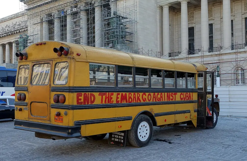 Autobús con consigna contra el embargo, La Habana, Cuba (vía Wikimedia Commons) — Jacobin