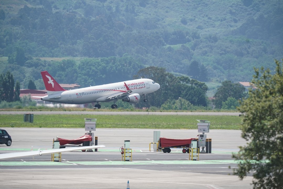 El avión con destino a Tánger (Marruecos) en el que va el joven saharaui despega del Aeropuerto de Bilbao, a 5 de julio de 2024 — Iñaki Berasaluce — Europa Press