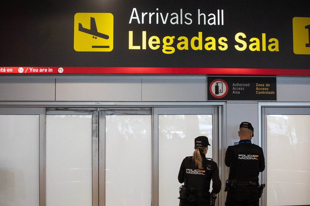 Dos agentes de la Policía Nacional en la puerta de llegadas de la terminal T1 del Aeropuerto Adolfo Suárez Madrid Barajas, por la previsible llegada del expresidente de la Real Federación Española de Fútbol (RFEF), a 3 de abril de 2024, en Madrid (España). El expresidente de la Real Federación Española de Fútbol (RFEF) Luis Rubiales ha adelantado su regreso a España desde República Dominicana y ha aterrizado leer más durante la mañana de hoy en el aeropuerto madrileño de Adolfo Suárez Madrid-Barajas. A su llegada a España, ha sido detenido por agentes de la Unidad Central Operativa (UCO) de la Guardia Civil por la investigación que afecta a su etapa al frente de la RFEF y que indaga irregularidades en los contratos para jugar la Supercopa de España de fútbol en Arabia Saudí. La vuelta se produce después de que el pasado lunes, agentes de la UCO llevaran a cabo un registro en el alojamiento de Rubiales en Punta Cana por orden de la juez, y en el que se incautó el teléfono móvil y una tablet del propio expresidente de la RFEF.
Fecha: 03/04/2024.
Foto de ARCHIVO
Firma: Alejandro Martínez Vélez / Europa Press