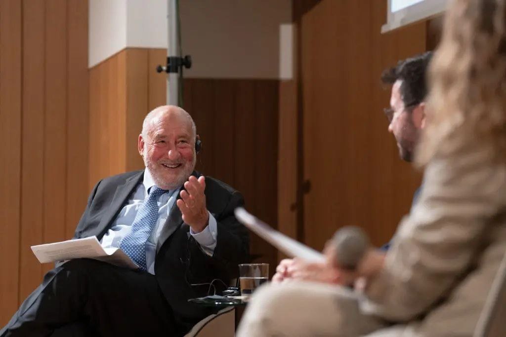 Joseph E. Stiglitz recibe el 35º Premio Internacional de Cataluña en junio de 2023. (David Zorrakino / Europa Press vía Getty Images)