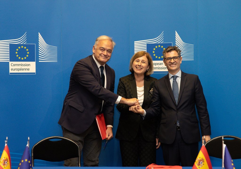 Esteban González Pons, Vera Jourová y Félix Bolaños, durante la firma del acuerdo para la renovación del CGPJ — Comisión Europea